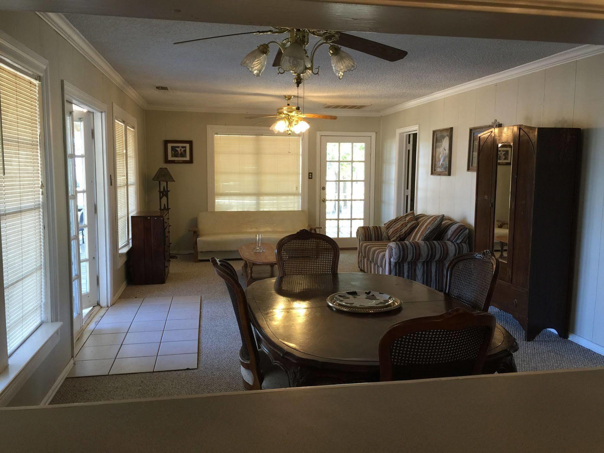 Lone Oak Ranch & Retreat Hotel Gainesville Buitenkant foto