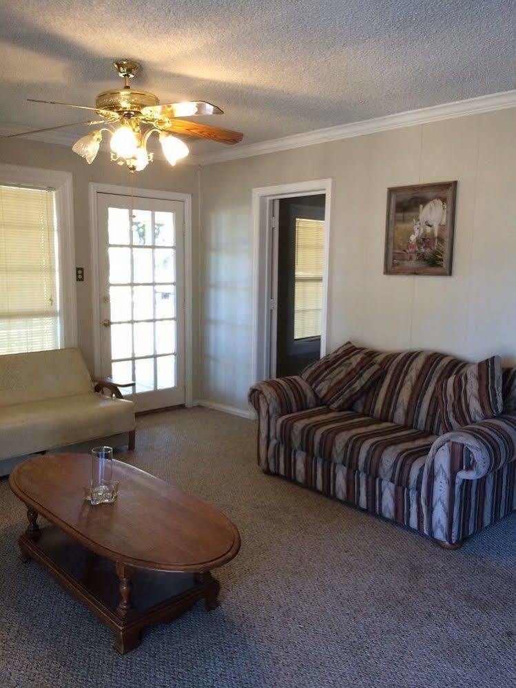 Lone Oak Ranch & Retreat Hotel Gainesville Buitenkant foto