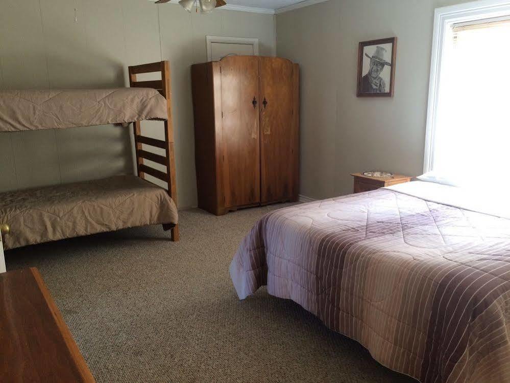 Lone Oak Ranch & Retreat Hotel Gainesville Buitenkant foto