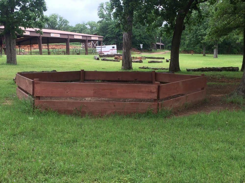 Lone Oak Ranch & Retreat Hotel Gainesville Buitenkant foto