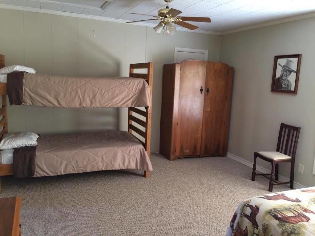 Lone Oak Ranch & Retreat Hotel Gainesville Buitenkant foto