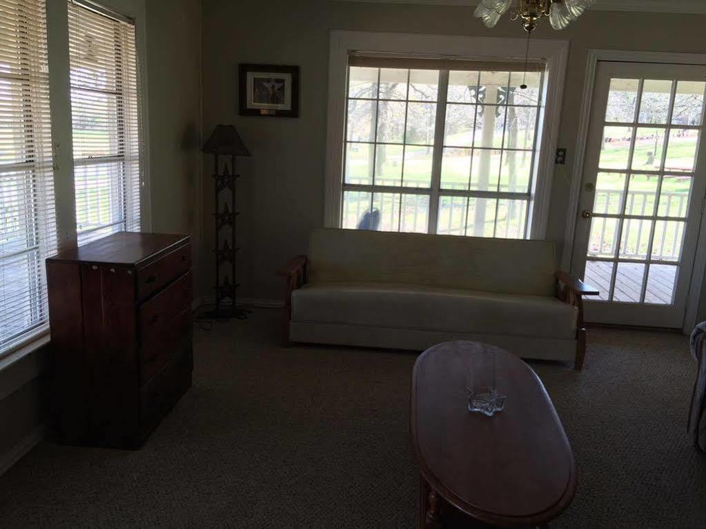 Lone Oak Ranch & Retreat Hotel Gainesville Buitenkant foto