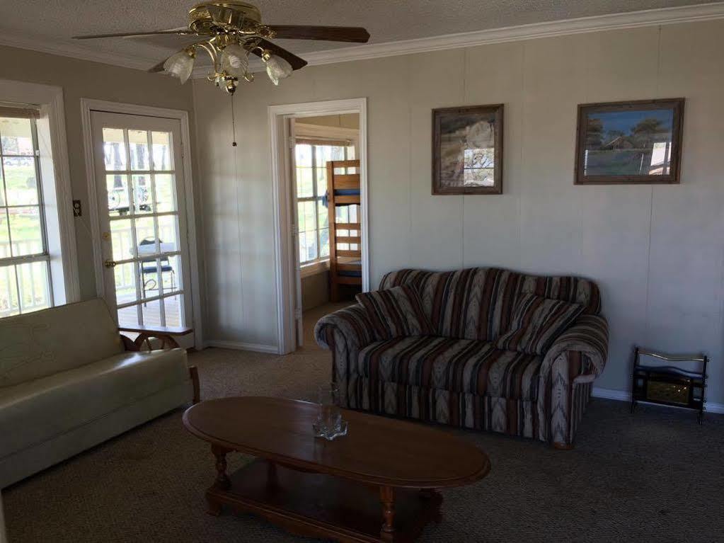 Lone Oak Ranch & Retreat Hotel Gainesville Buitenkant foto